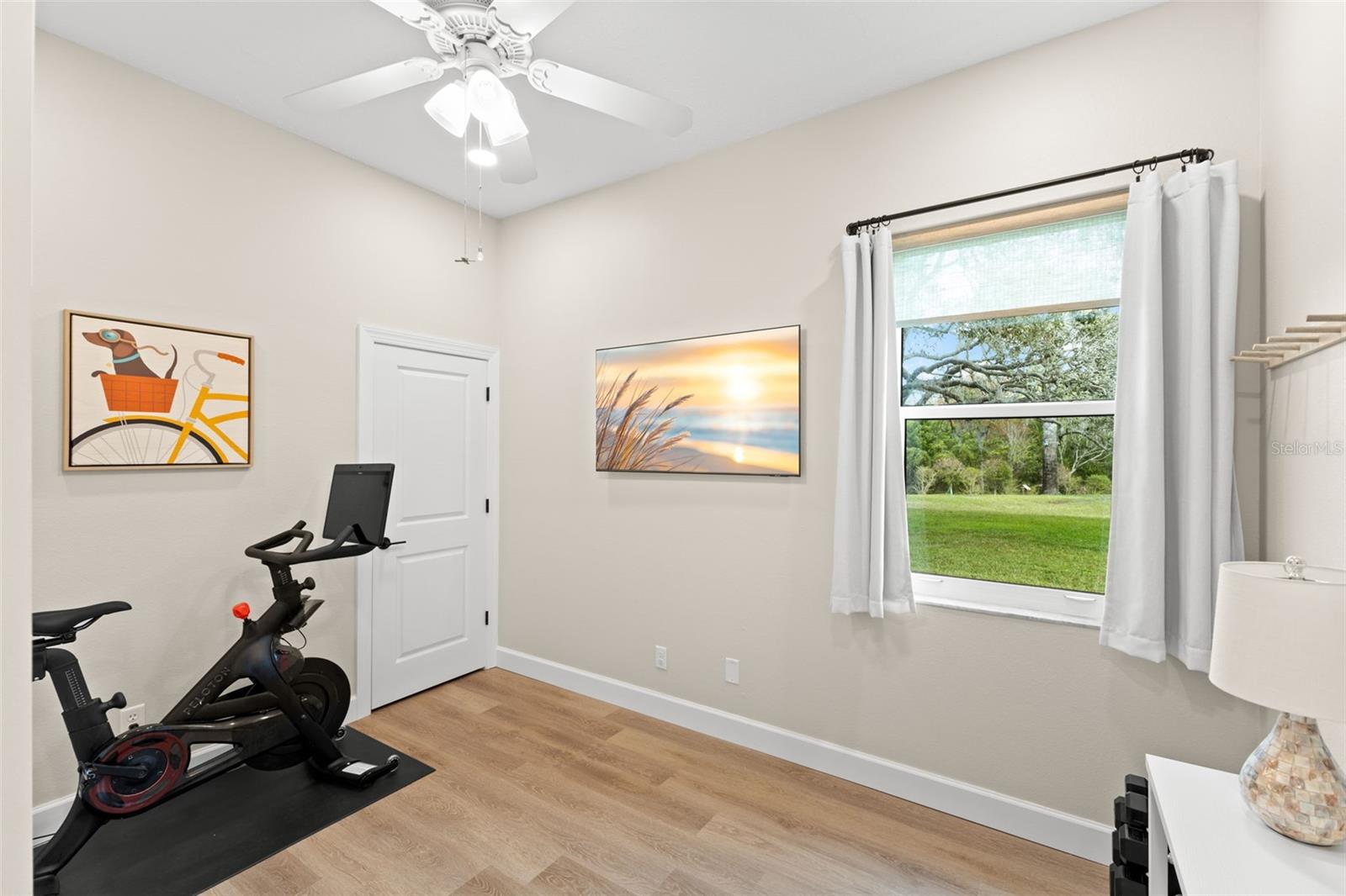 Listing photo id 33 for 723 Waterside Court