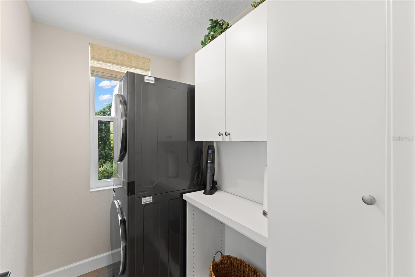 Listing photo id 37 for 723 Waterside Court