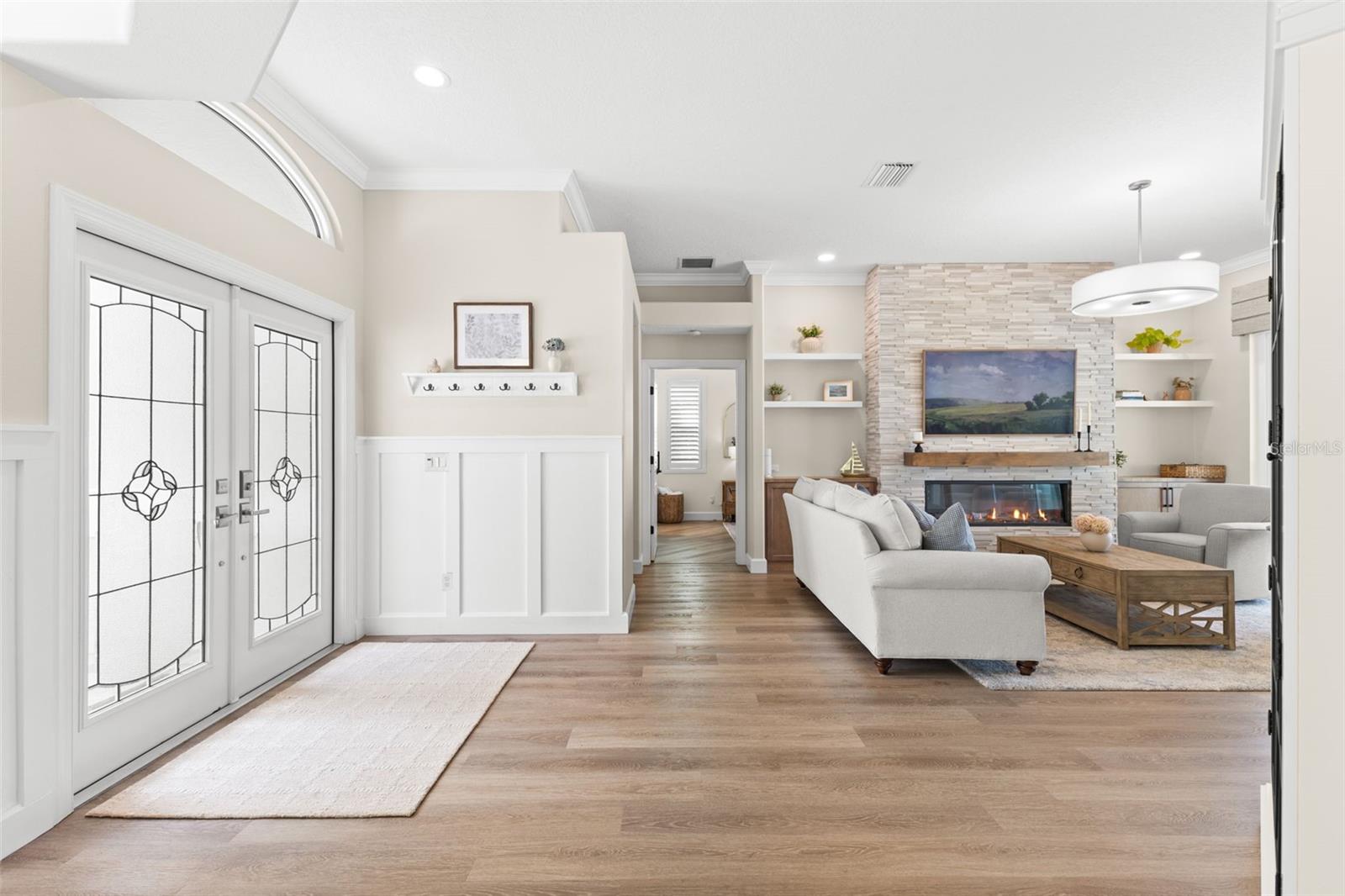 Listing photo id 2 for 723 Waterside Court