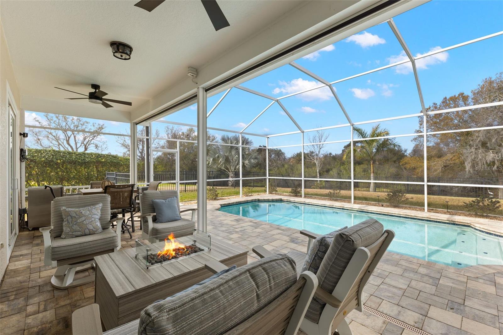 Listing photo id 38 for 723 Waterside Court