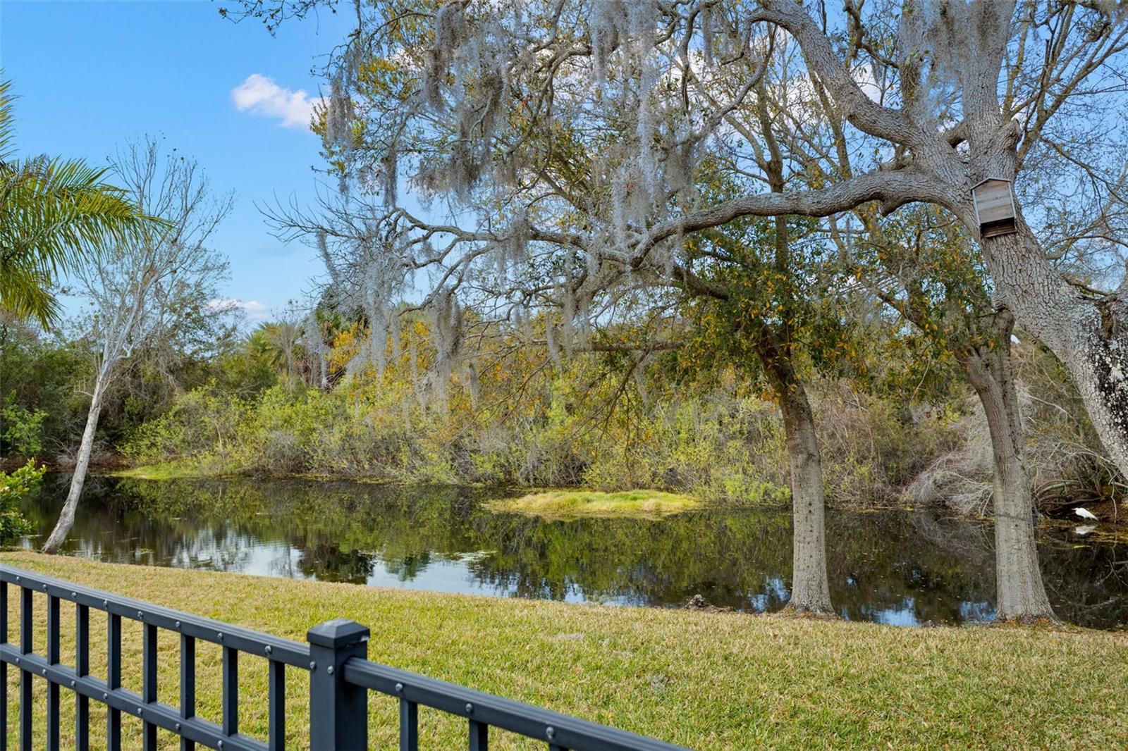 Listing photo id 47 for 723 Waterside Court