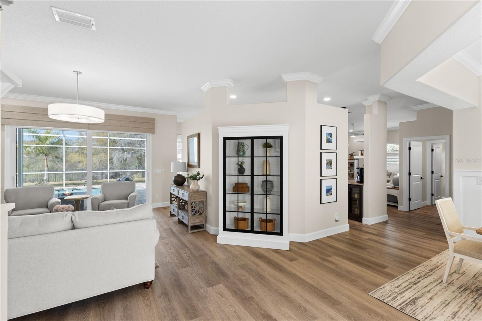 Listing photo id 3 for 723 Waterside Court