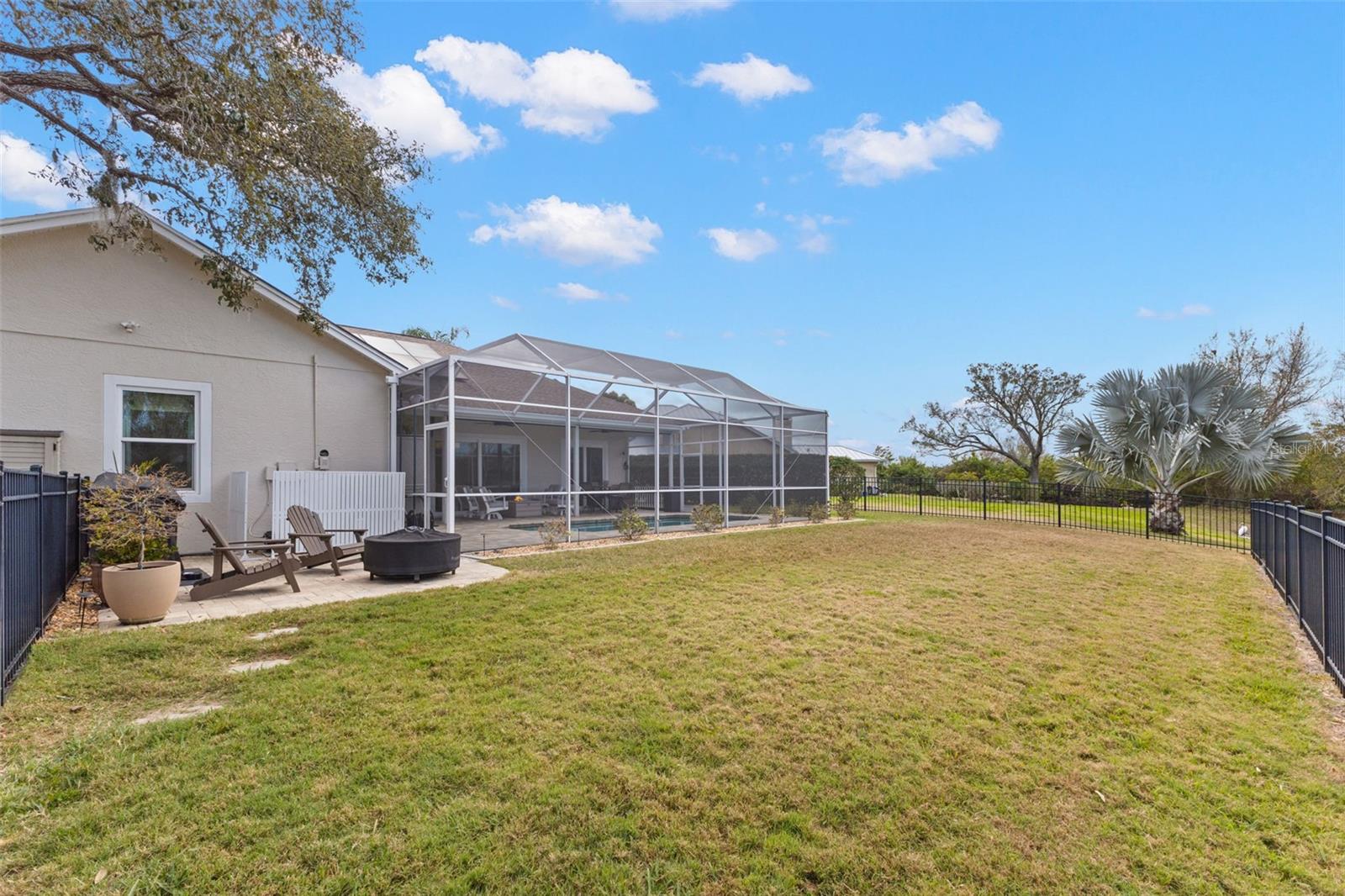 Listing photo id 48 for 723 Waterside Court