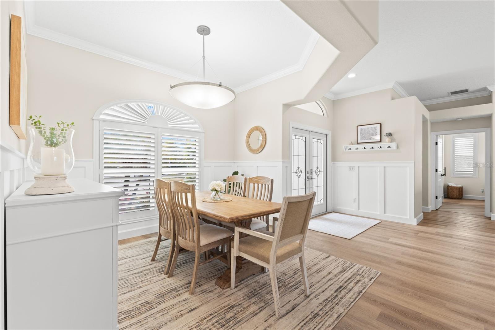 Listing photo id 4 for 723 Waterside Court