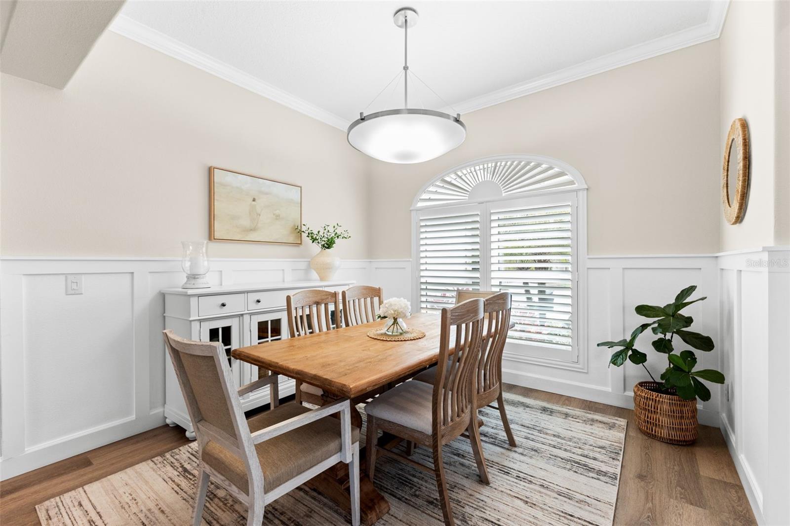 Listing photo id 5 for 723 Waterside Court