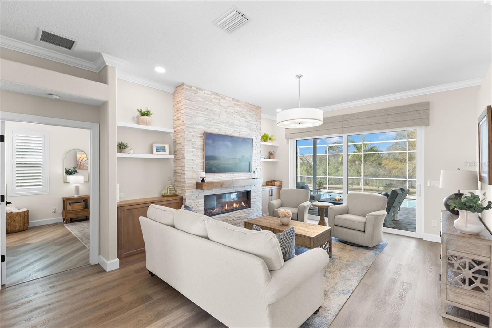 Listing photo id 6 for 723 Waterside Court