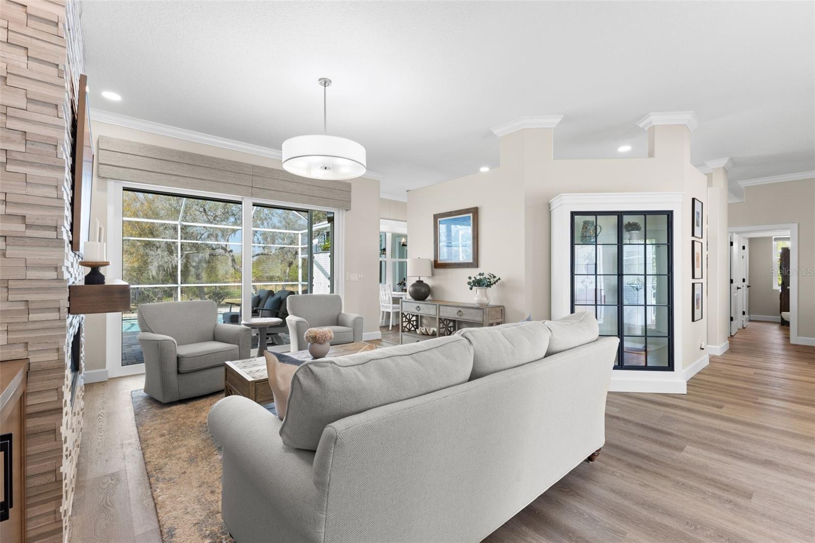 Listing photo id 7 for 723 Waterside Court