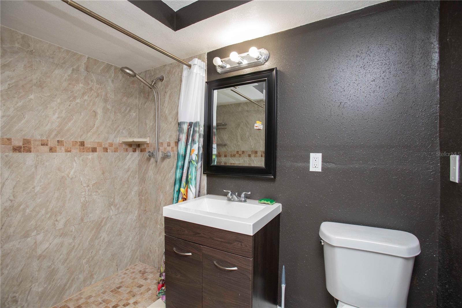 Listing photo id 10 for 11214 Linden Lane