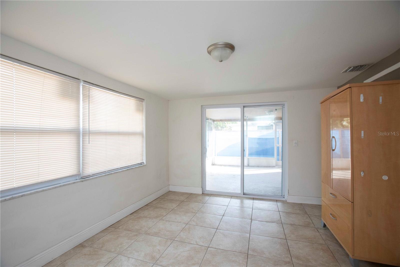 Listing photo id 12 for 11214 Linden Lane