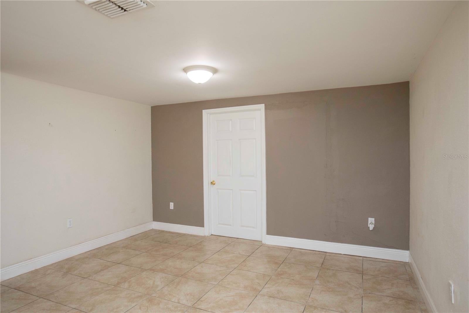 Listing photo id 3 for 11214 Linden Lane