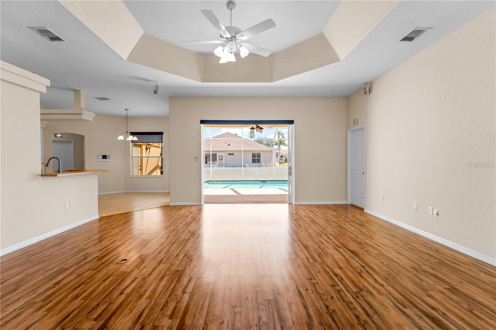 Listing photo id 3 for 1238 Masada Lane