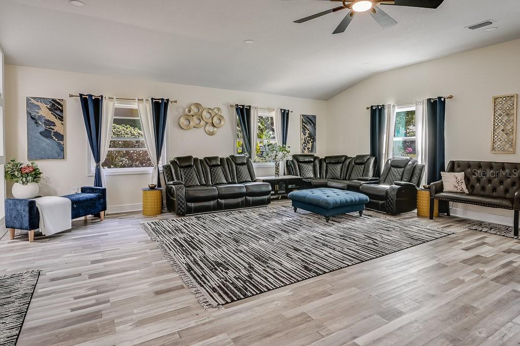 Listing photo id 17 for 1826 Country Club Road N