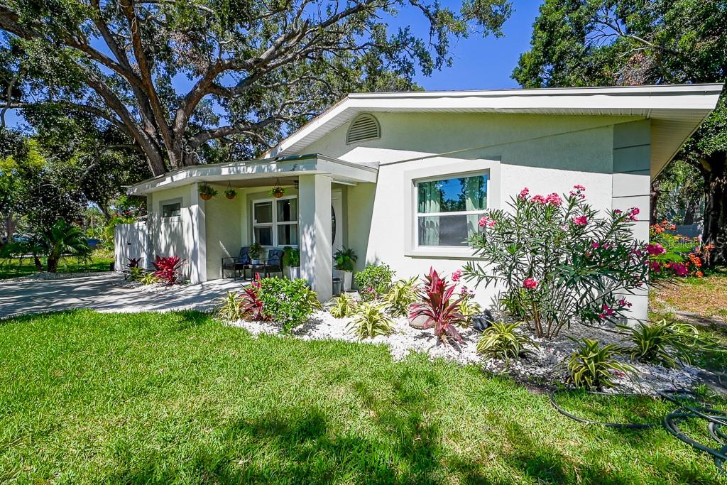 Listing photo id 0 for 1826 Country Club Road N