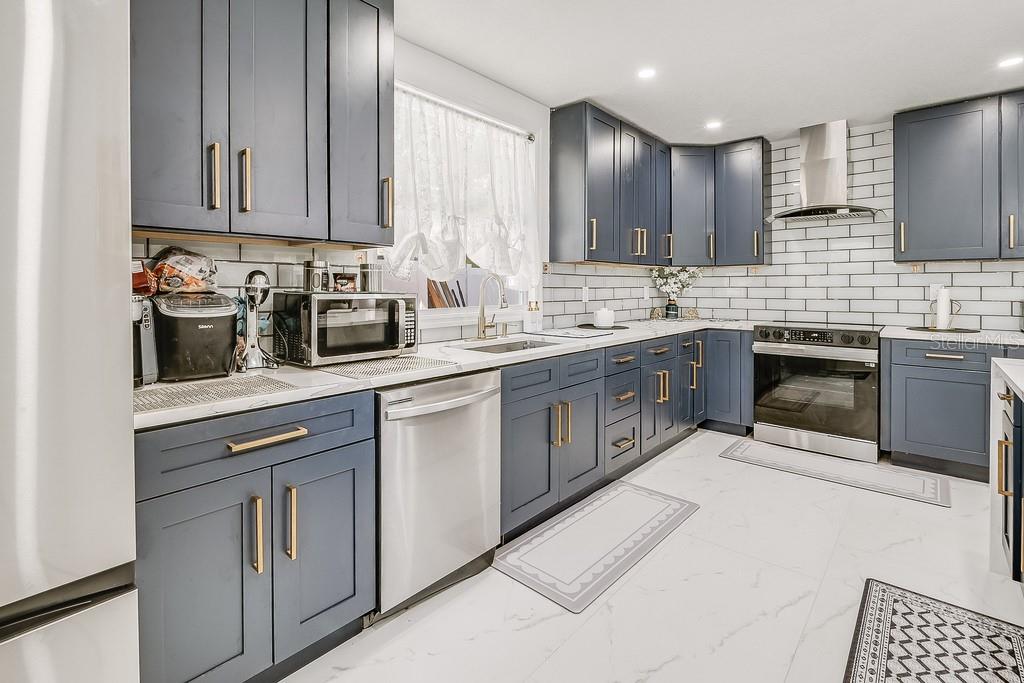 Listing photo id 20 for 1826 Country Club Road N