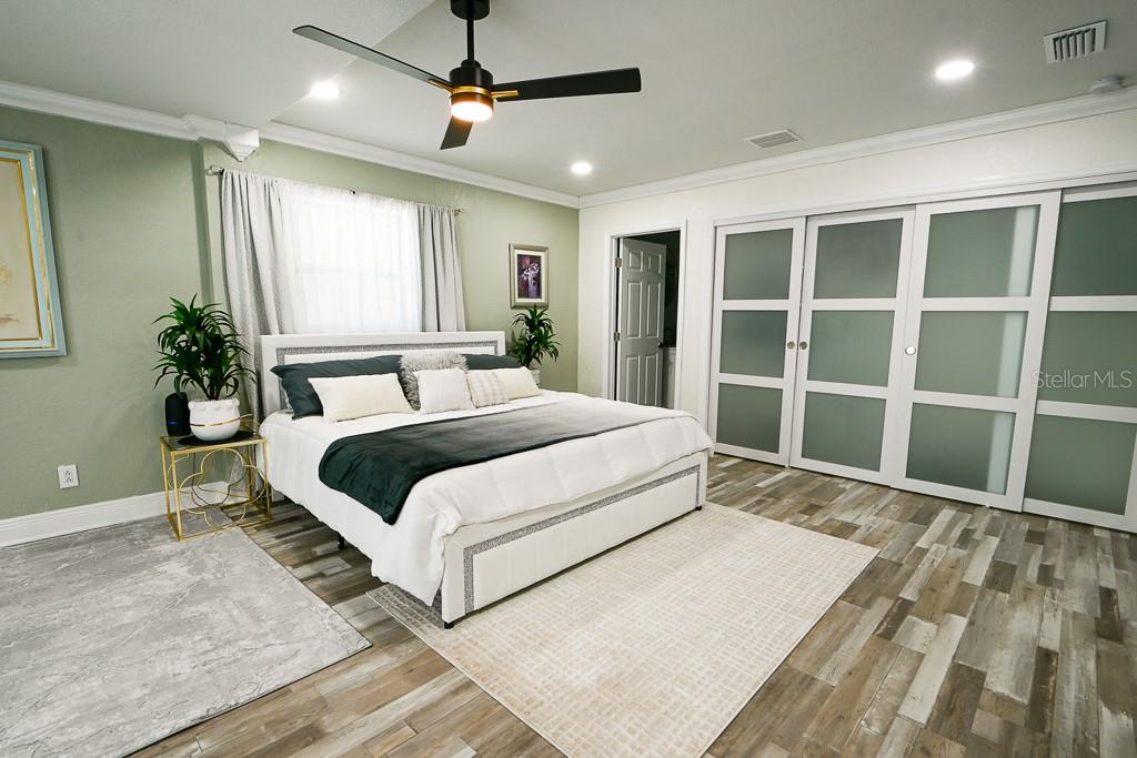 Listing photo id 25 for 1826 Country Club Road N