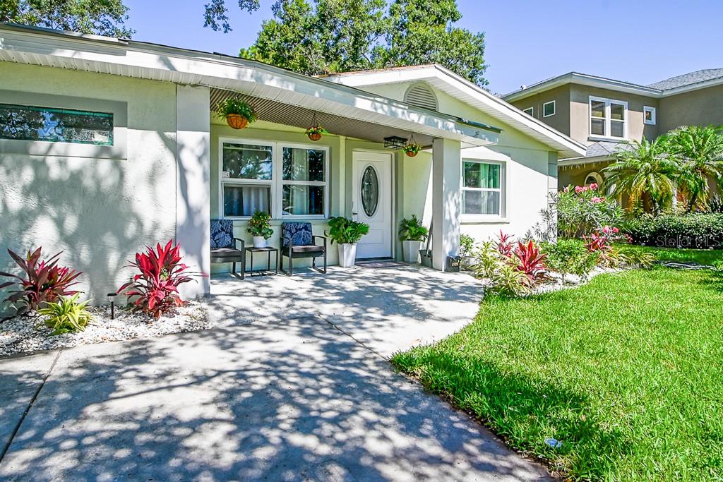 Listing photo id 1 for 1826 Country Club Road N