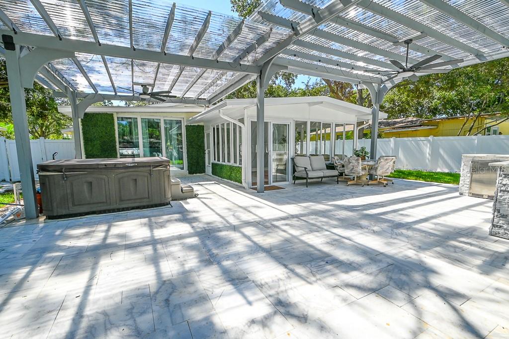 Listing photo id 32 for 1826 Country Club Road N