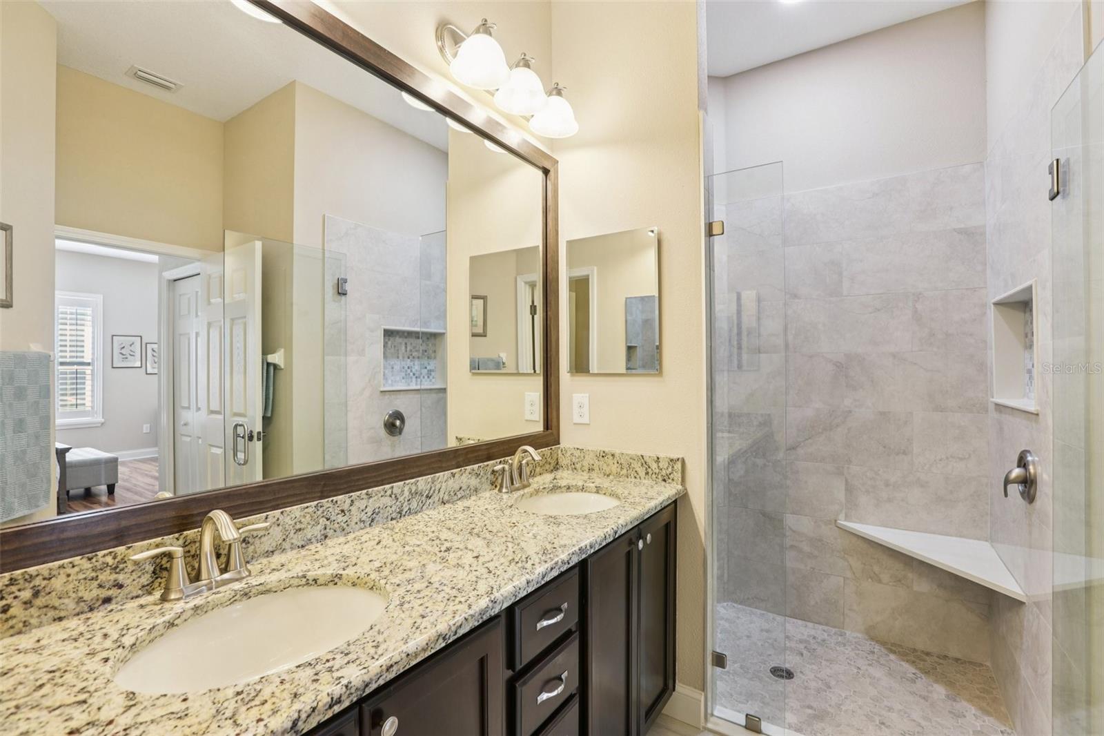 Image 19 of 36 For 2916 Devonoak Boulevard