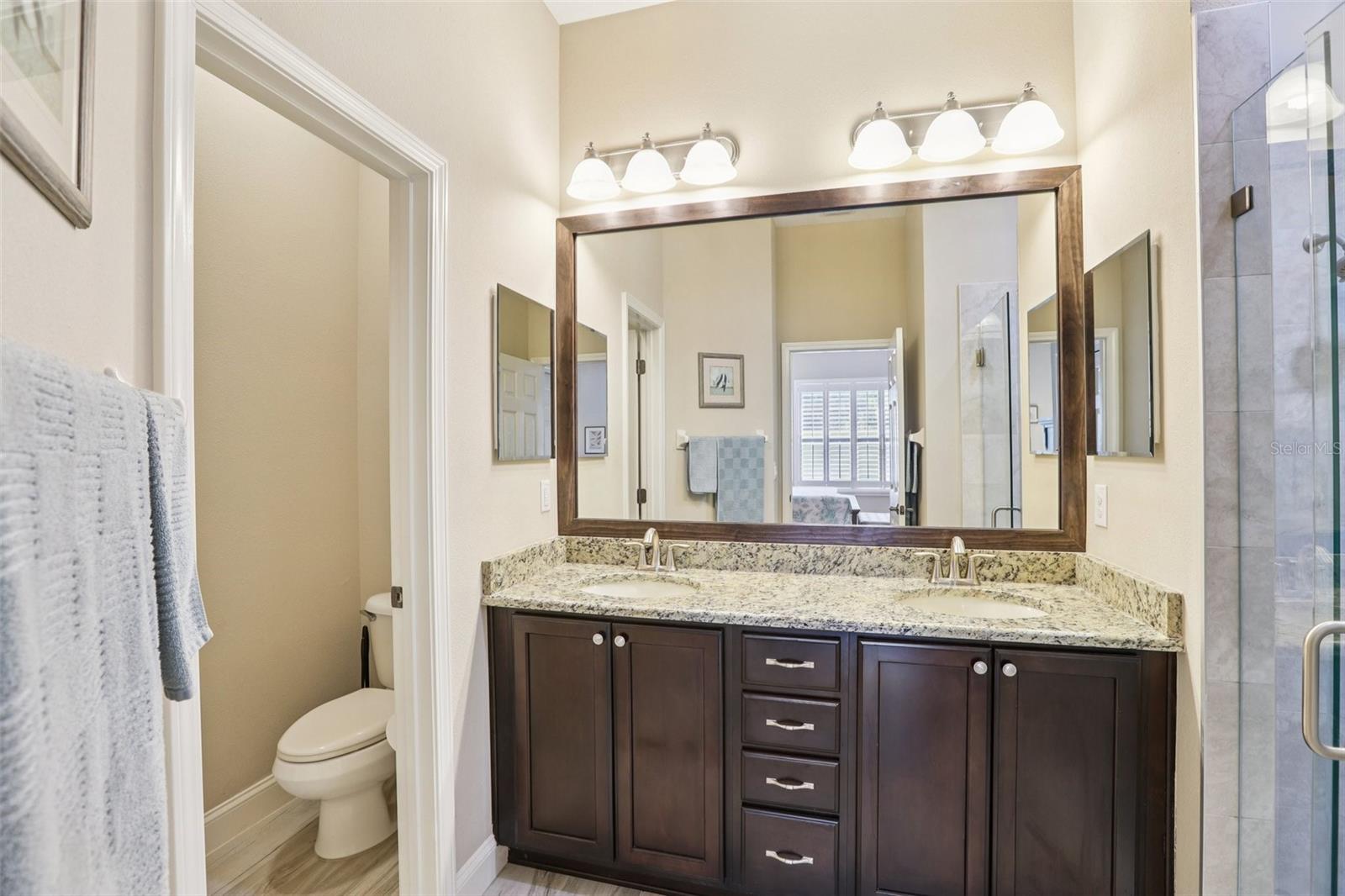 Image 20 of 36 For 2916 Devonoak Boulevard