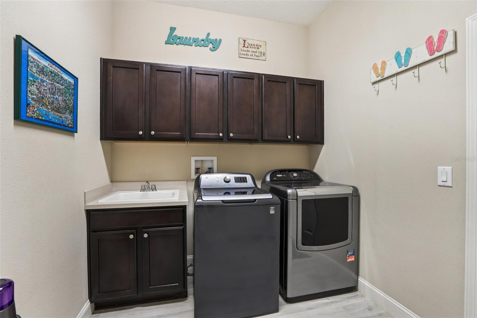 Image 26 of 36 For 2916 Devonoak Boulevard