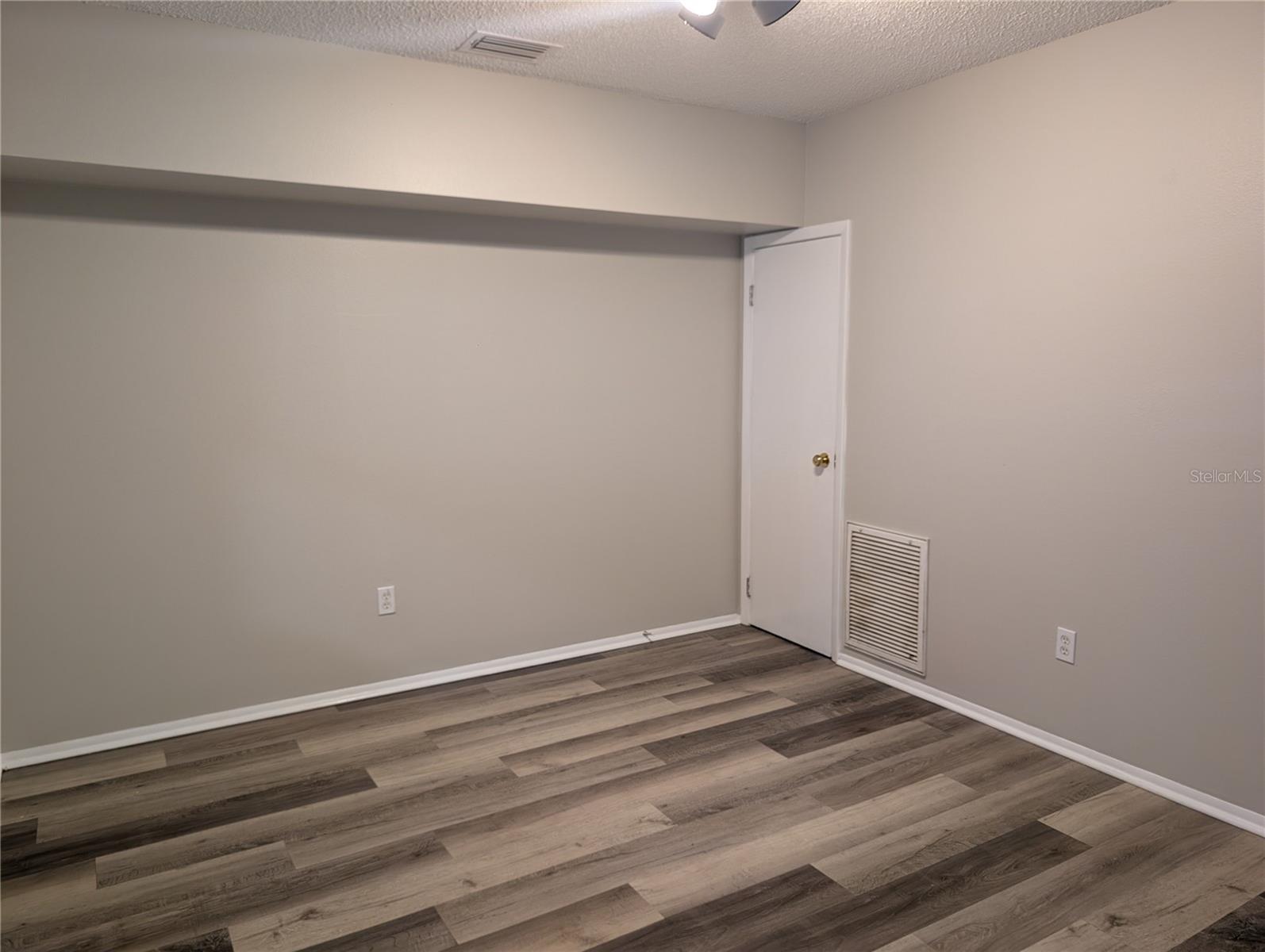 Image 8 of 23 For 414 Kensington Lake Circle