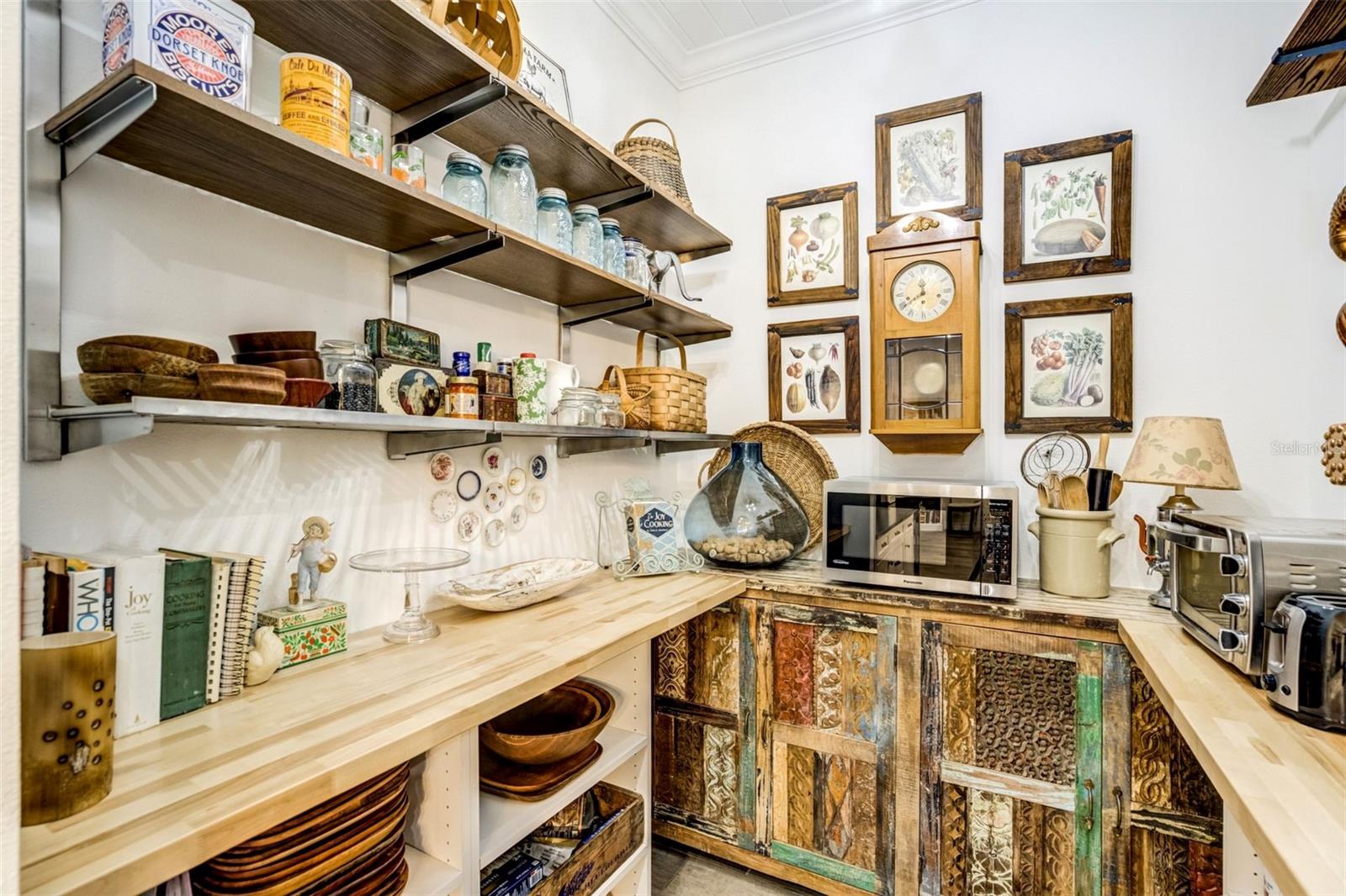 Listing photo id 9 for 1792 Overbrook Avenue