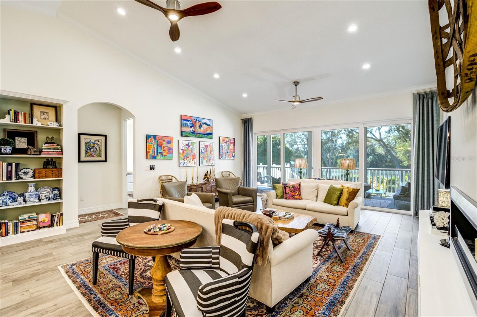 Listing photo id 10 for 1792 Overbrook Avenue