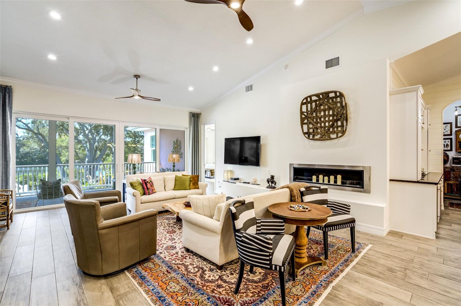 Listing photo id 11 for 1792 Overbrook Avenue