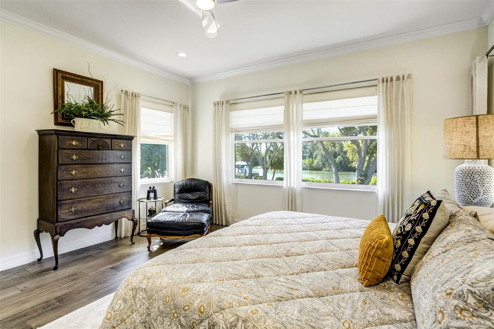 Listing photo id 14 for 1792 Overbrook Avenue