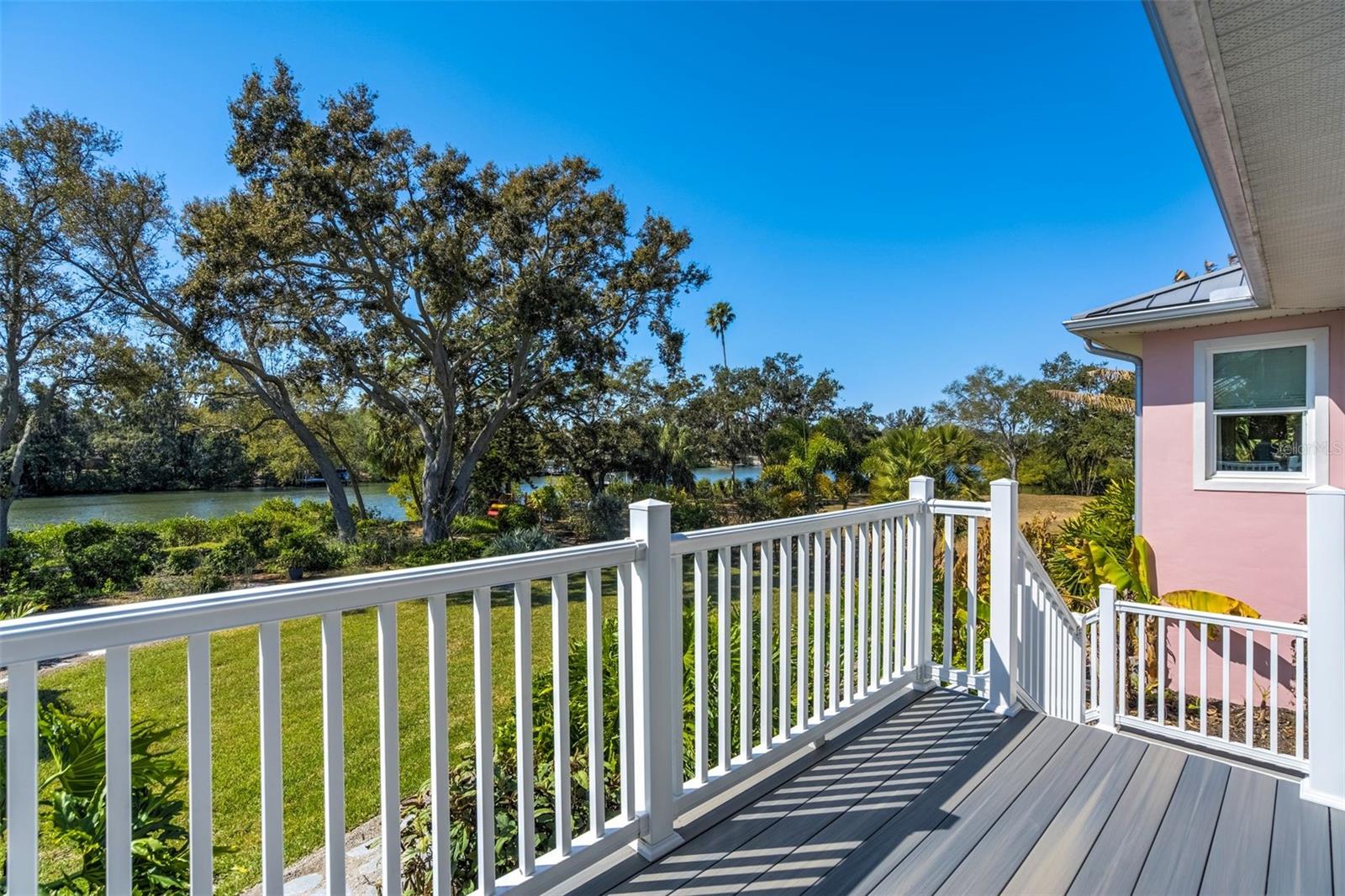 Listing photo id 24 for 1792 Overbrook Avenue