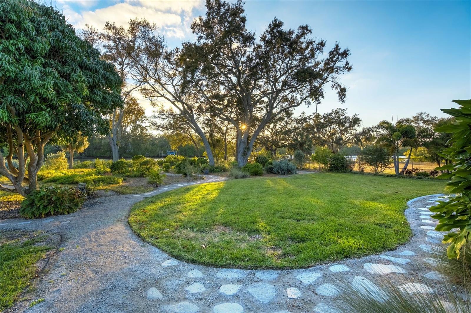 Listing photo id 25 for 1792 Overbrook Avenue