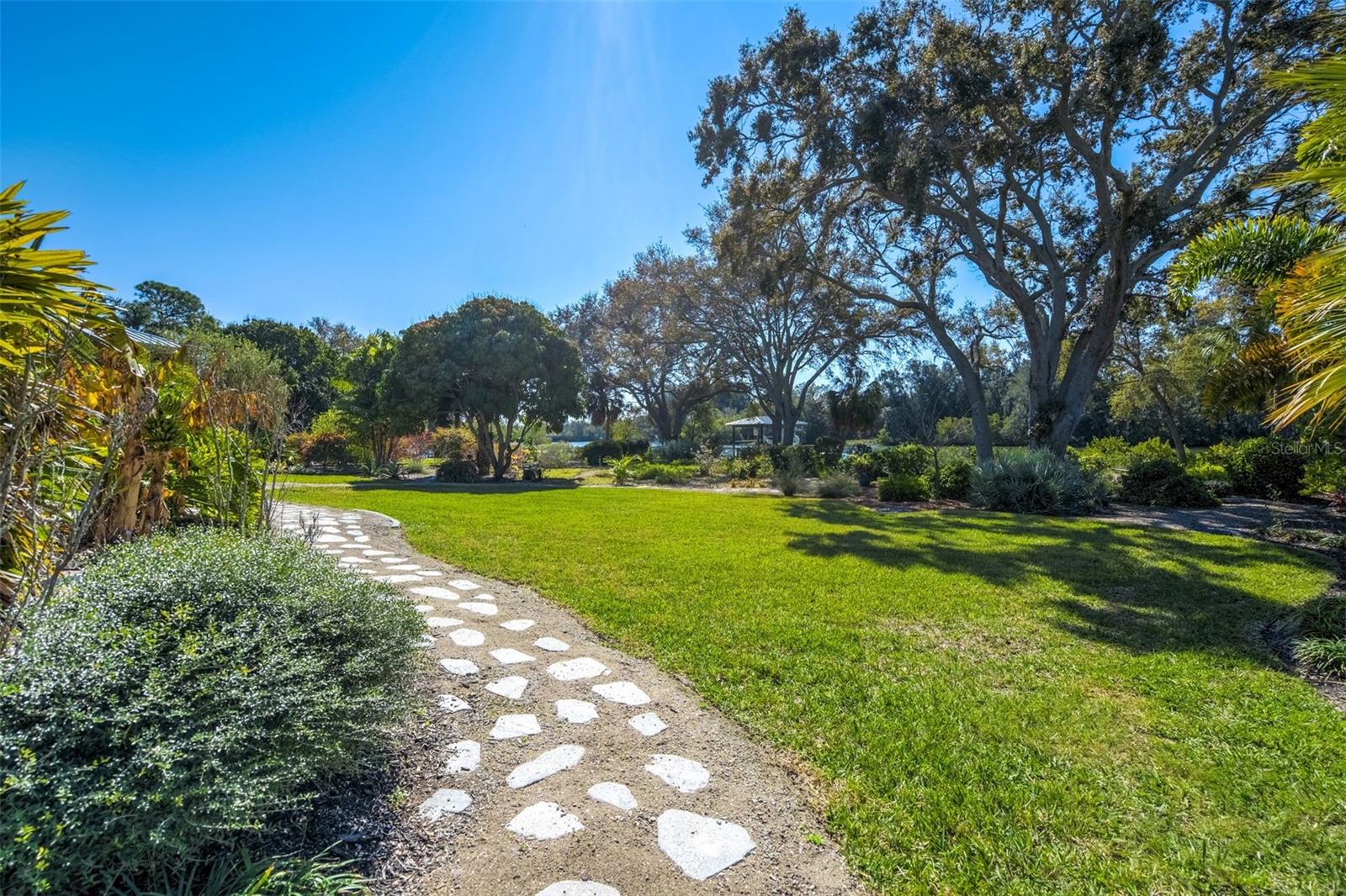 Listing photo id 26 for 1792 Overbrook Avenue