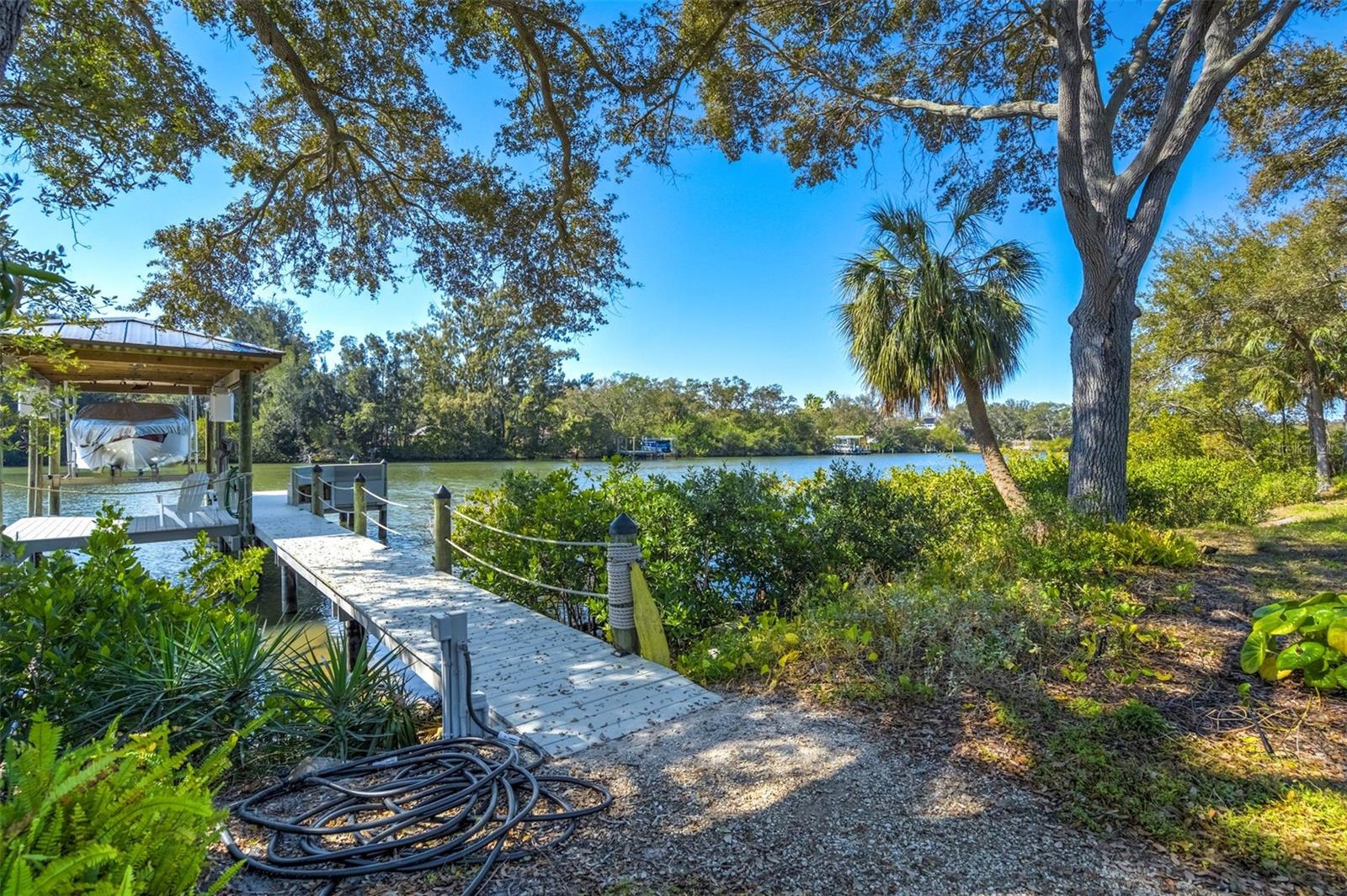 Listing photo id 30 for 1792 Overbrook Avenue