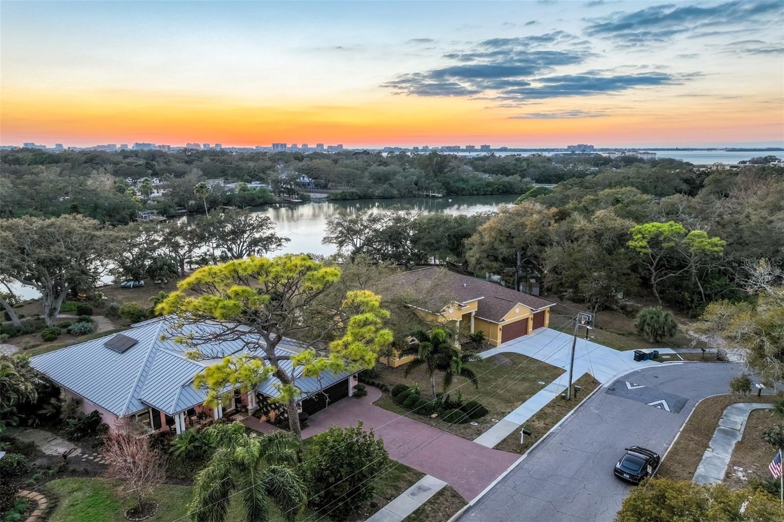 Listing photo id 33 for 1792 Overbrook Avenue