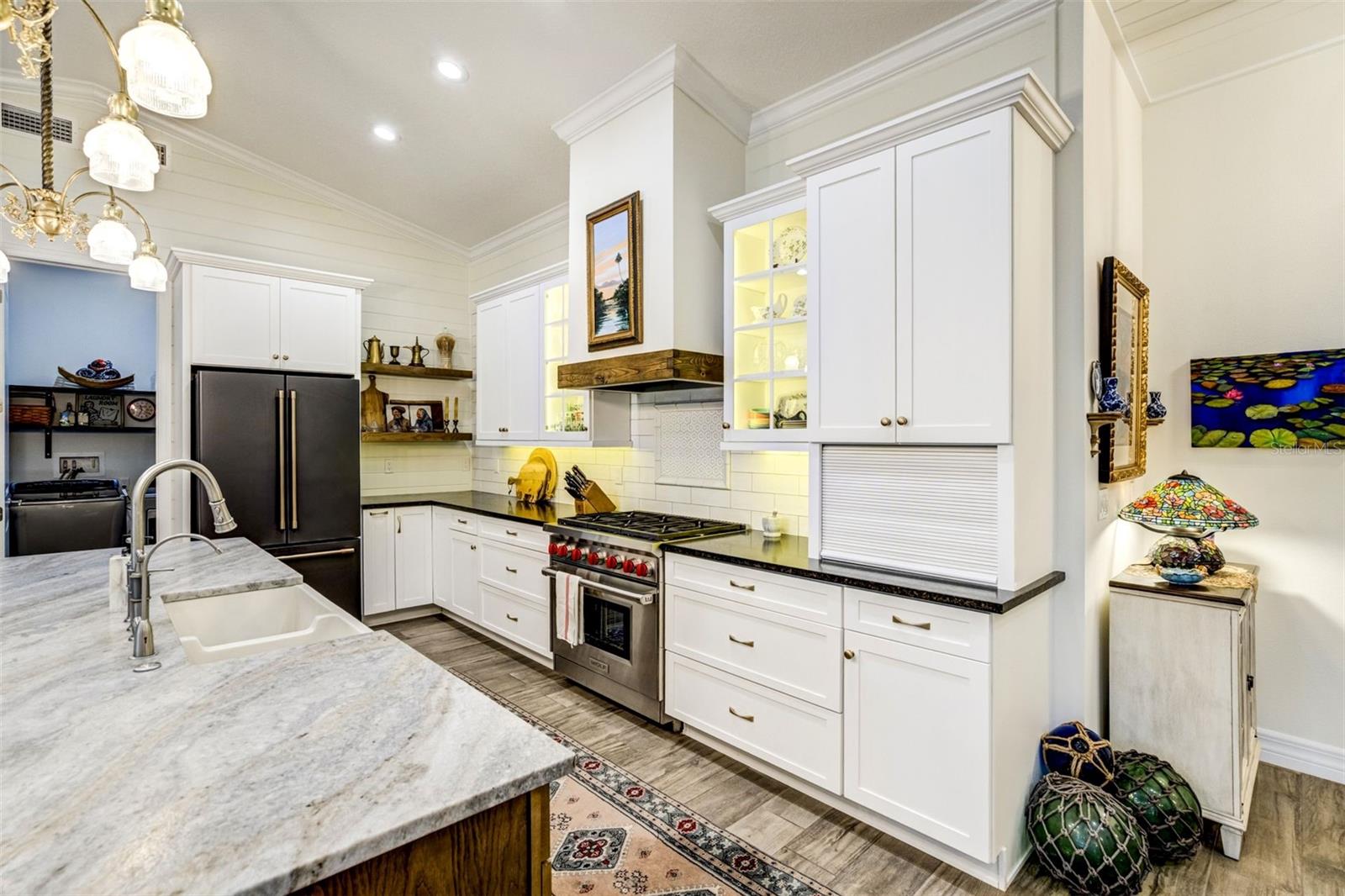 Listing photo id 3 for 1792 Overbrook Avenue