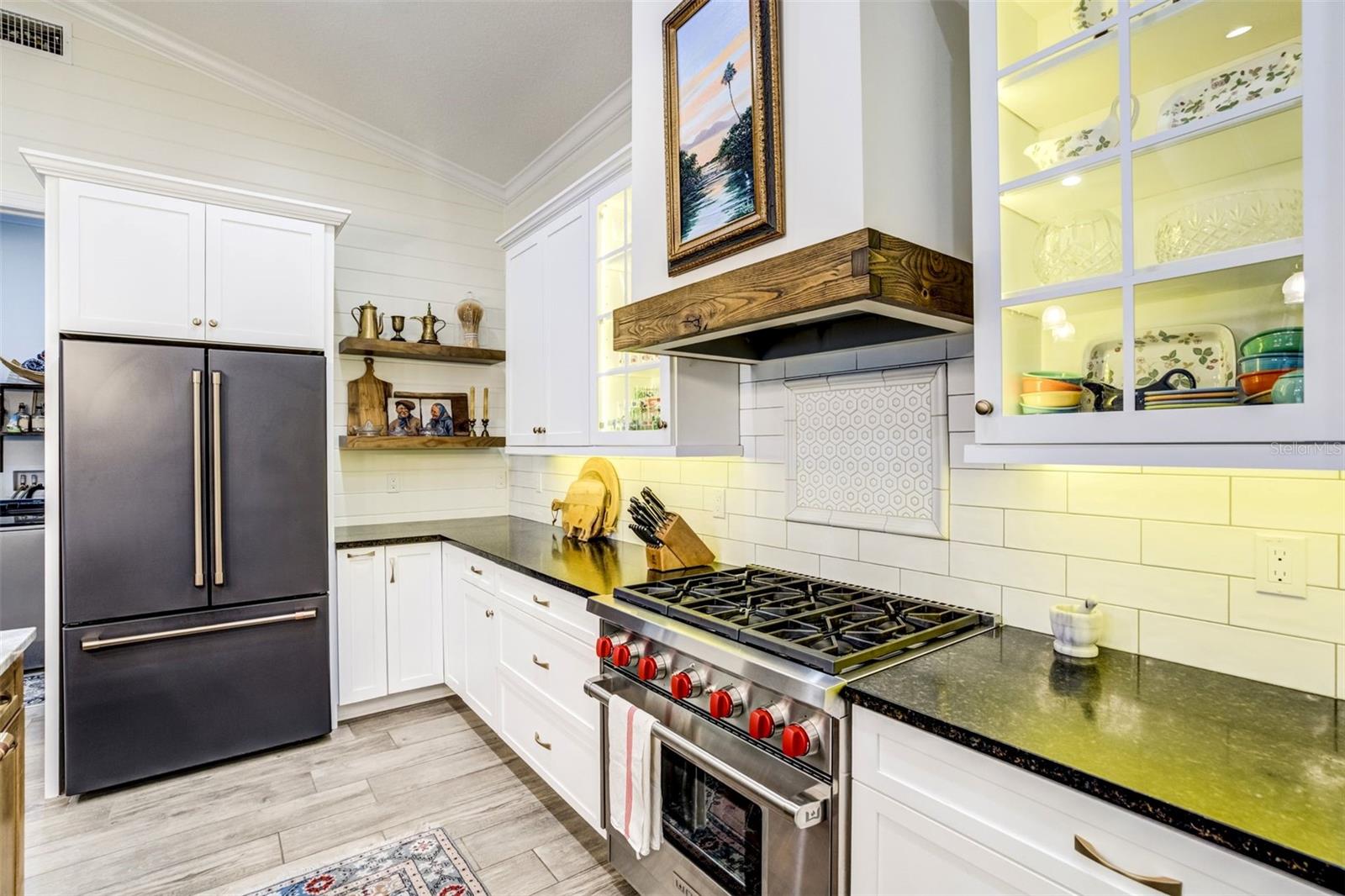 Listing photo id 4 for 1792 Overbrook Avenue