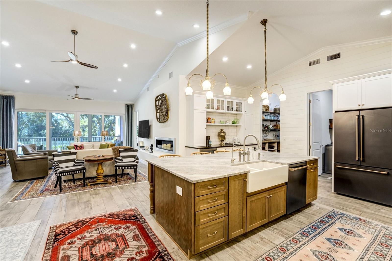 Listing photo id 5 for 1792 Overbrook Avenue