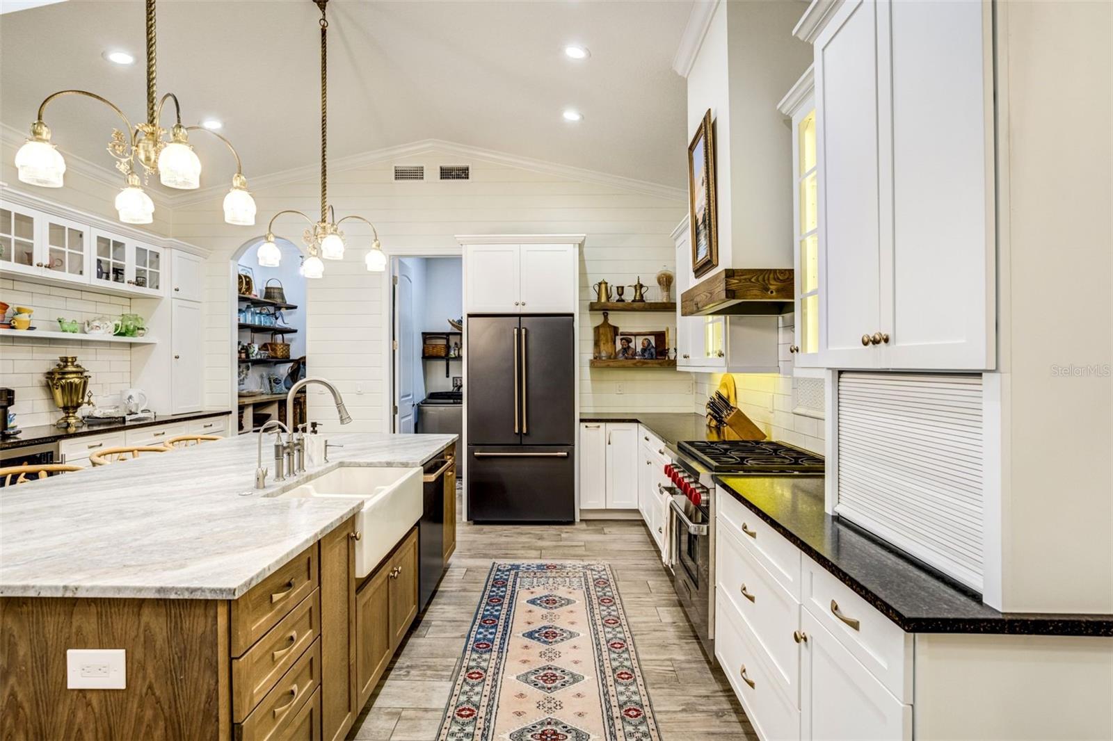 Listing photo id 7 for 1792 Overbrook Avenue