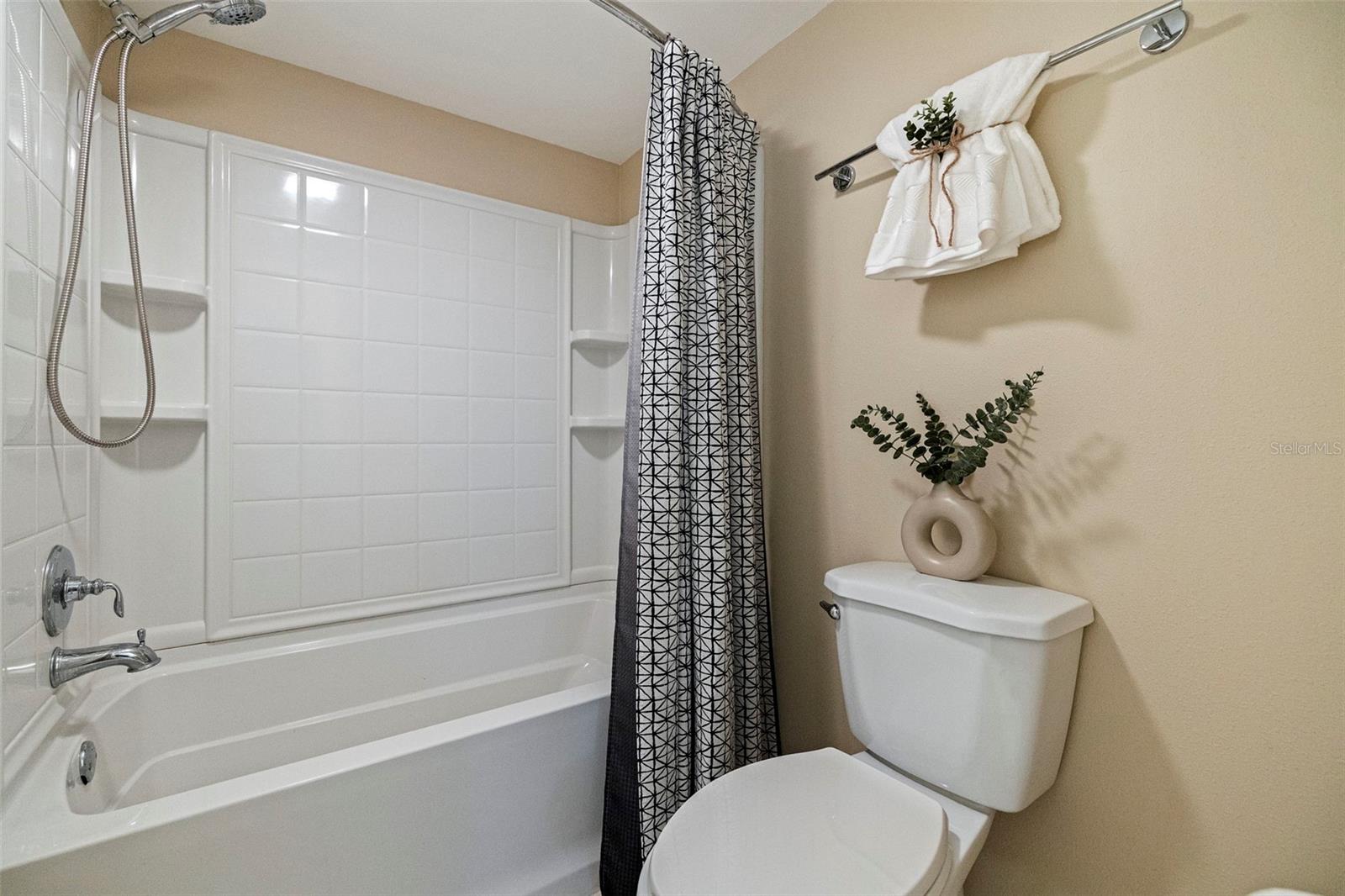 Image 20 of 39 For 405 Cordova Green