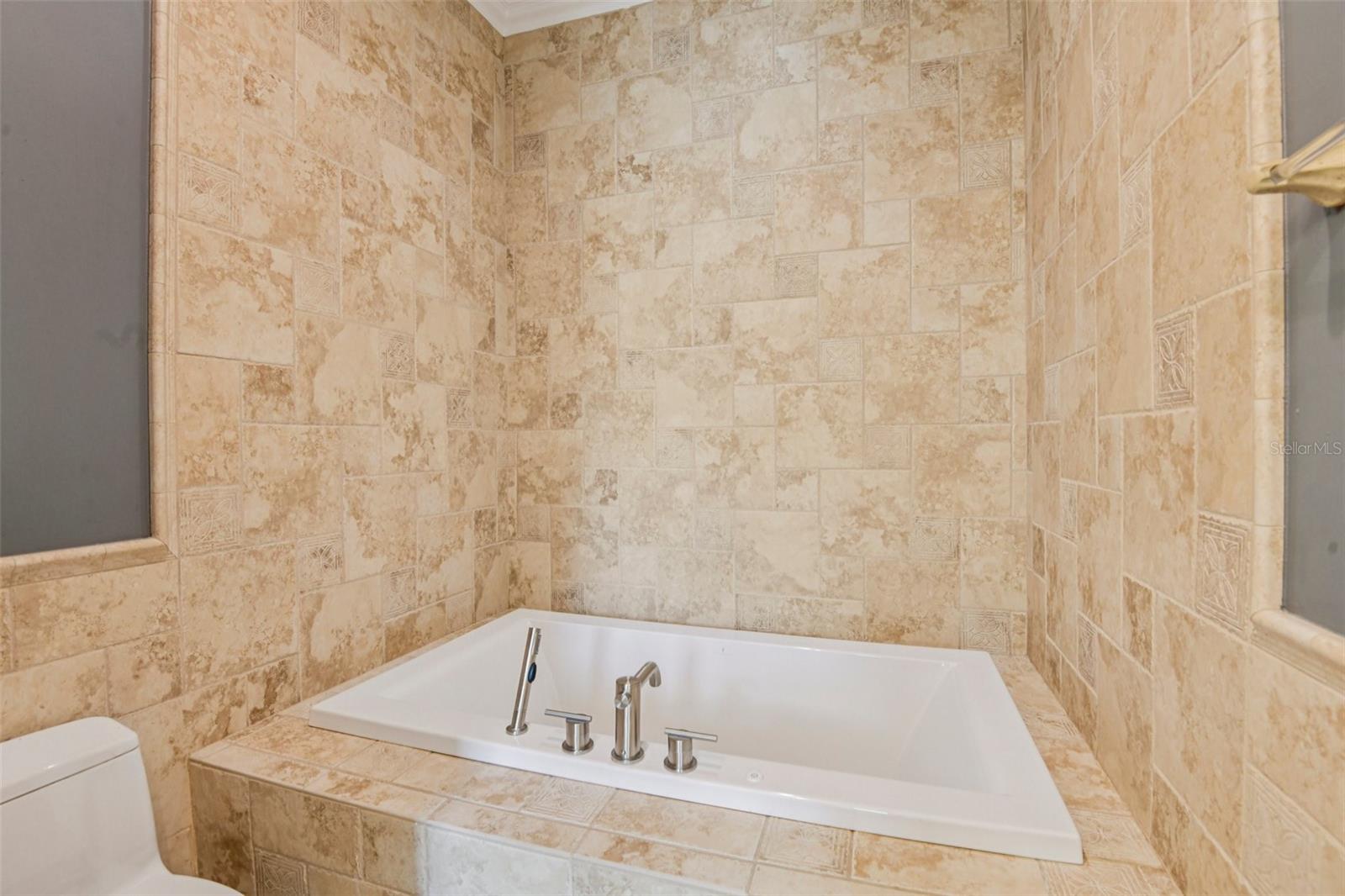 Image 20 of 35 For 3841 Azeele Street