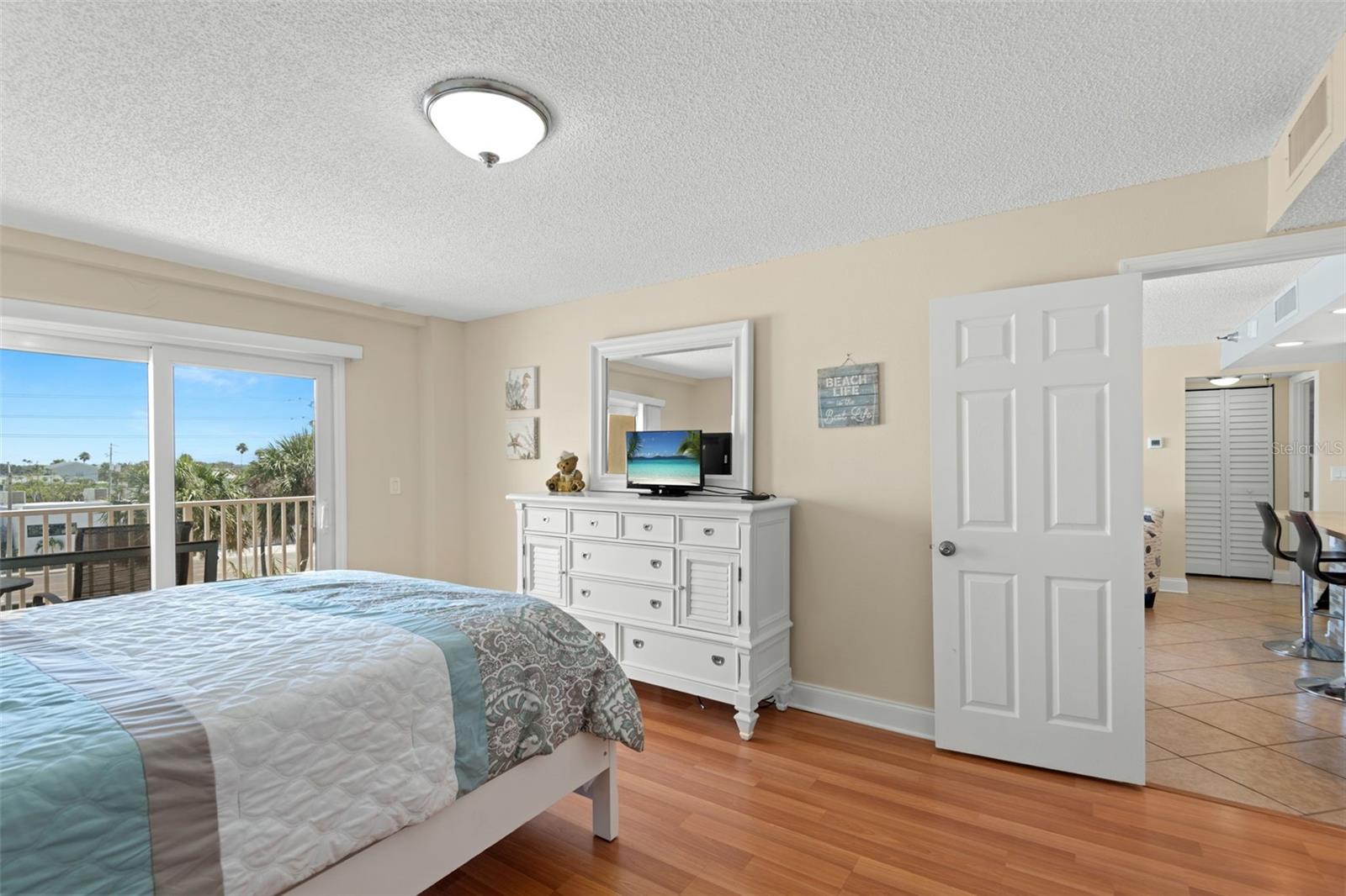 Listing photo id 16 for 13440 Gulf Boulevard 202