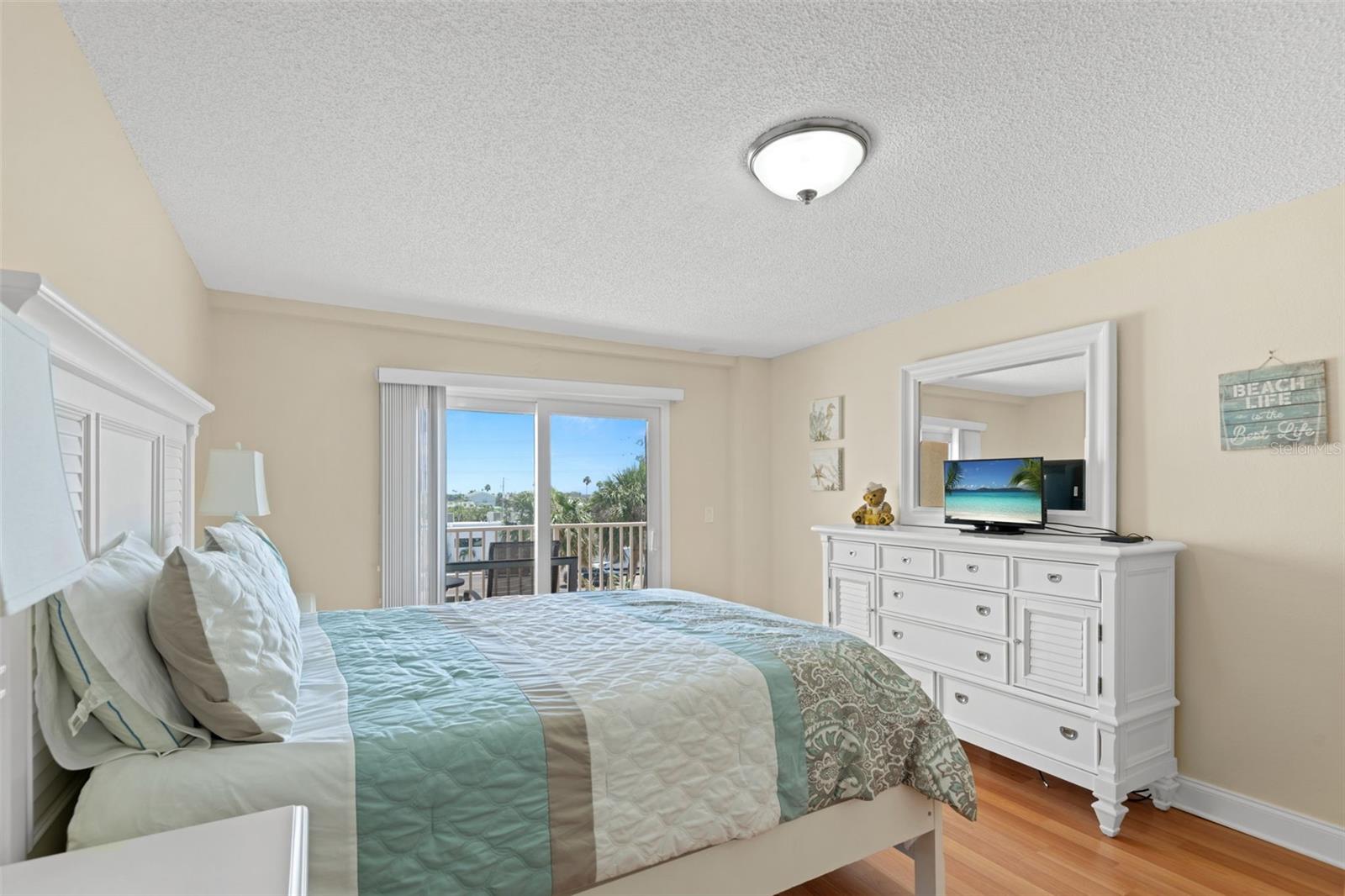 Listing photo id 17 for 13440 Gulf Boulevard 202