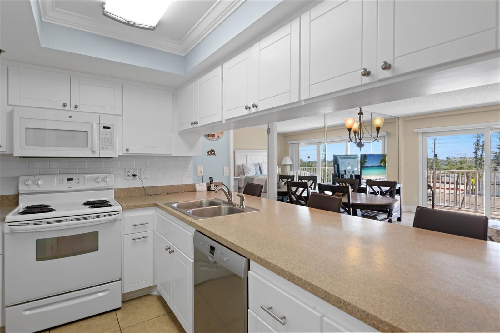 Listing photo id 2 for 13440 Gulf Boulevard 202