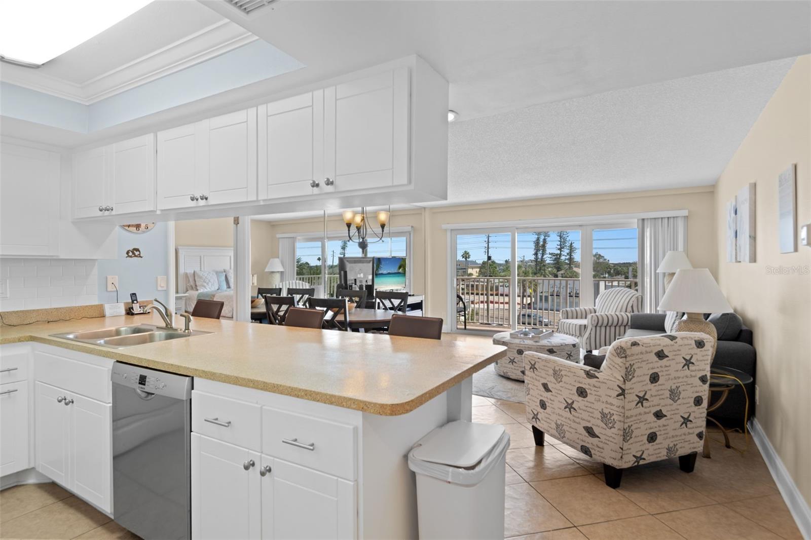 Listing photo id 3 for 13440 Gulf Boulevard 202