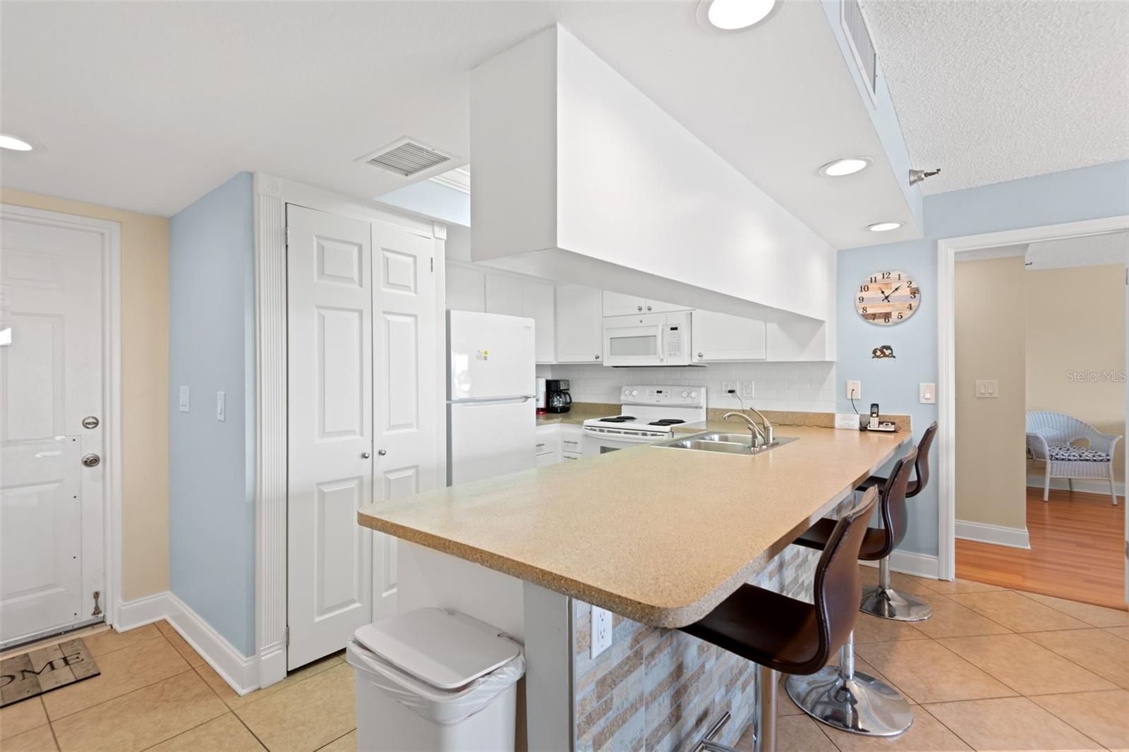 Listing photo id 5 for 13440 Gulf Boulevard 202