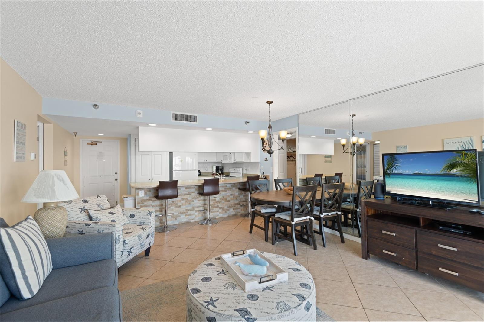 Listing photo id 6 for 13440 Gulf Boulevard 202