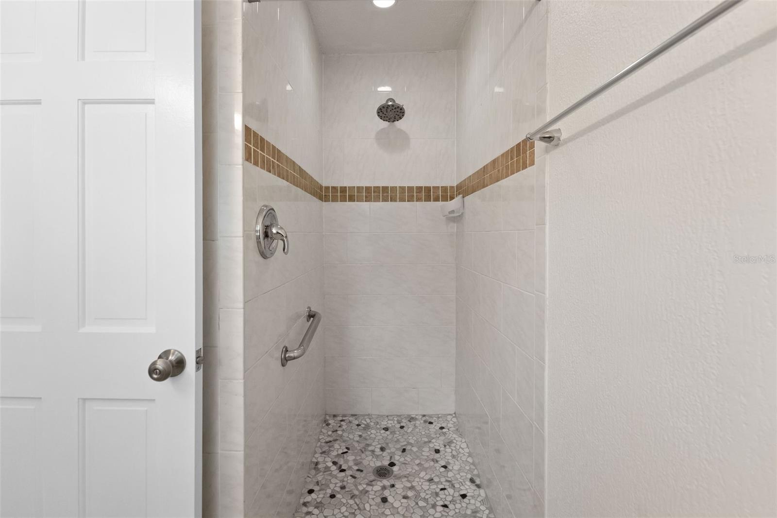 Image 6 of 14 For 910 Jones Street C