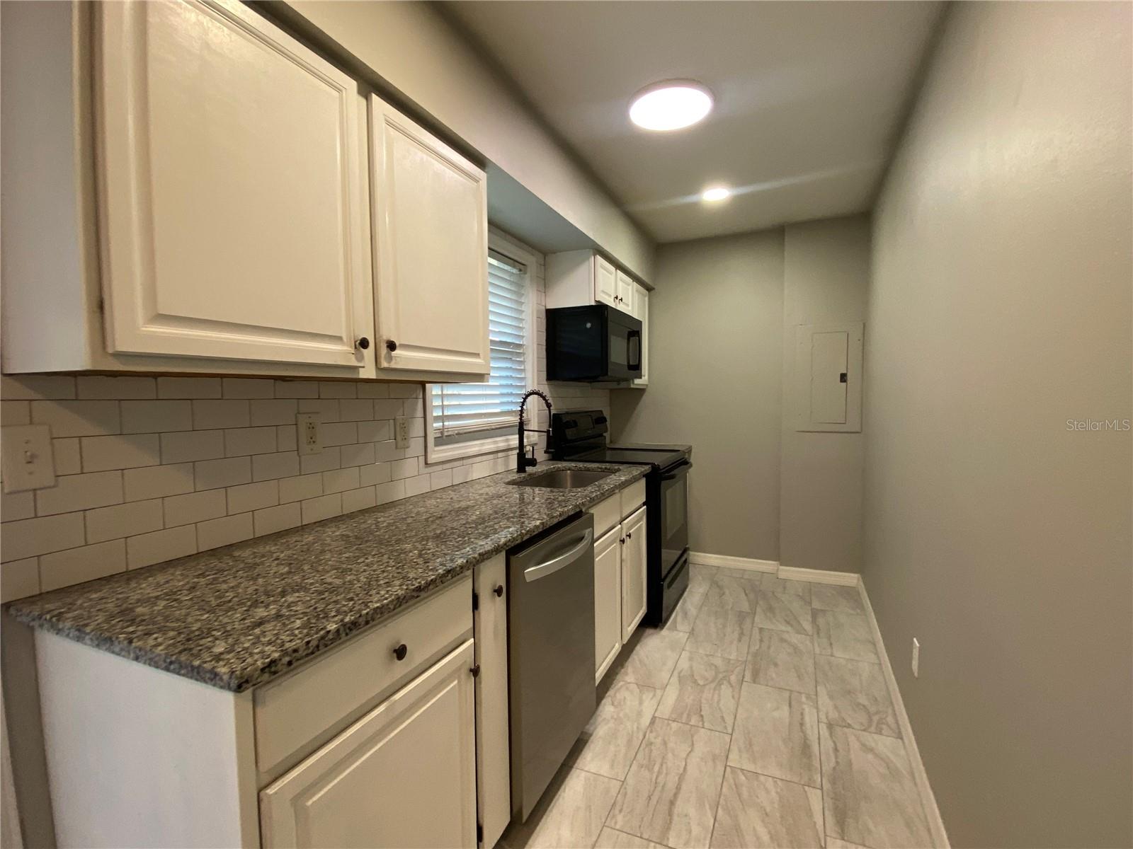 Image 11 of 30 For 39656 Meadowood Loop