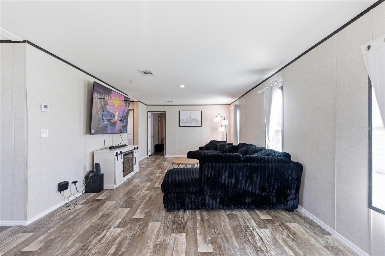 Image 14 of 40 For 6109 Pinetree Drive