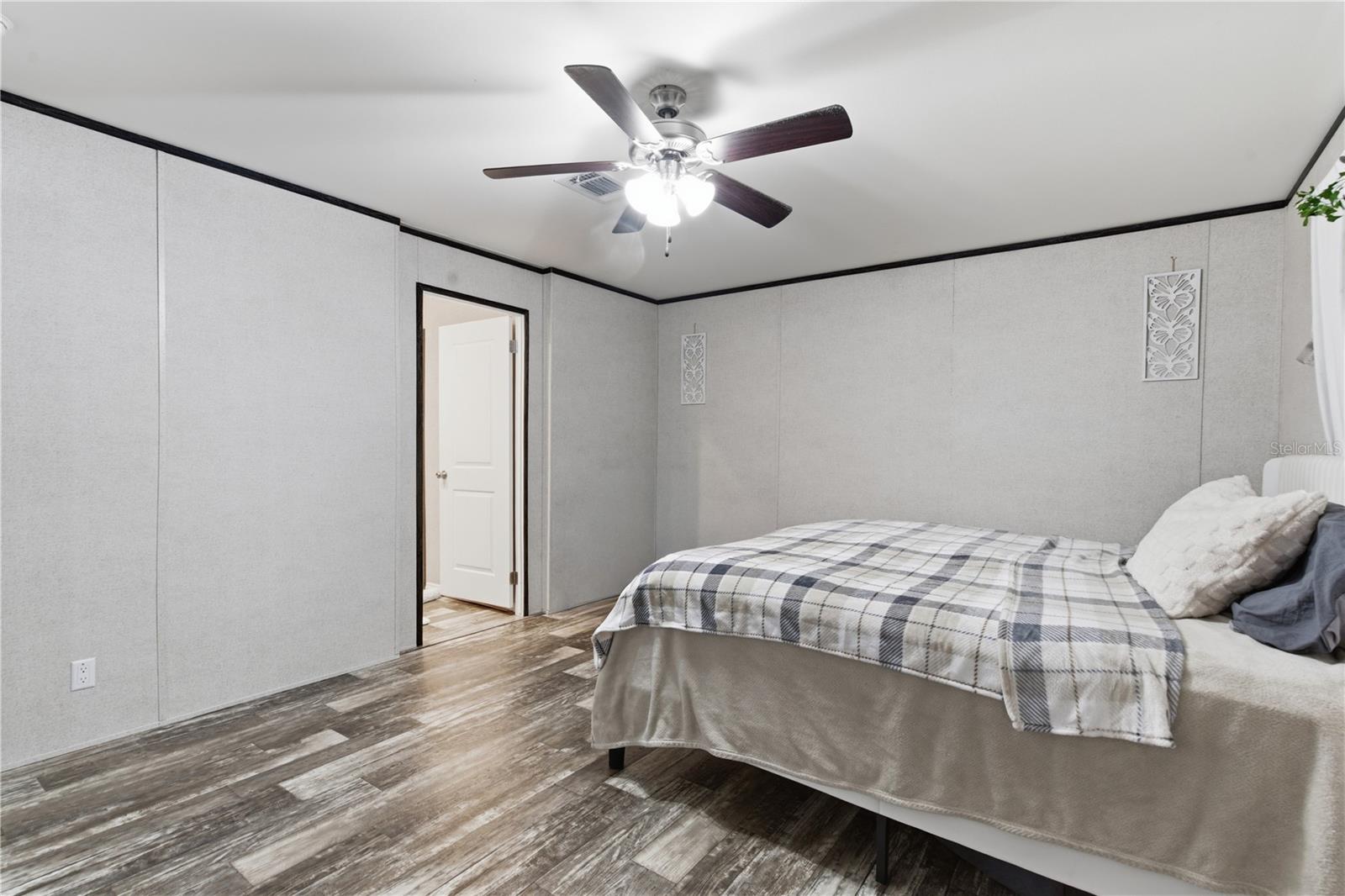 Image 18 of 40 For 6109 Pinetree Drive